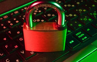 Axios NPM supply chain attack - trojan de acesso remoto instalado via npm install