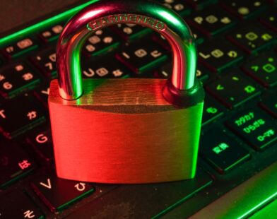 Axios NPM supply chain attack - trojan de acesso remoto instalado via npm install