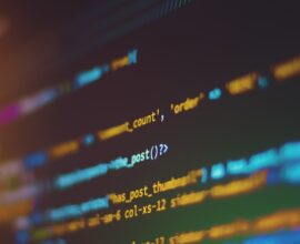 GitHub Copilot injetando anúncios em pull requests - código em tela de computador
