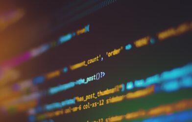 GitHub Copilot injetando anúncios em pull requests - código em tela de computador