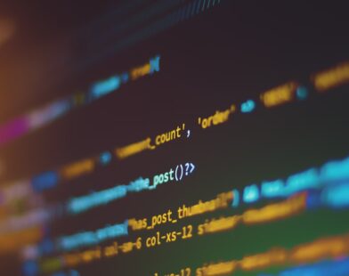 GitHub Copilot injetando anúncios em pull requests - código em tela de computador