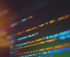 Código de programação representando benchmarks de IA sendo hackeados