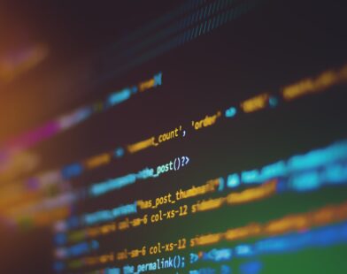 Código de programação representando benchmarks de IA sendo hackeados