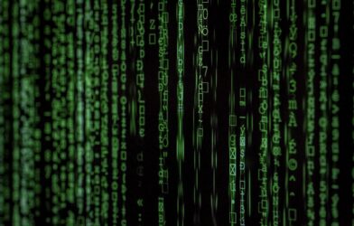 Código binário verde em tela escura representando vulnerabilidades de segurança no kernel Linux encontradas por IA