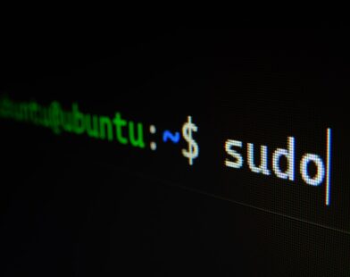 Tela de computador com Linux - migração da França para open source