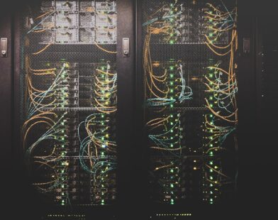 Infraestrutura de rede e servidores representando o bloqueio da Cloudflare na Espanha pela La Liga