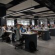 Escritório de tecnologia vazio representando demissões na Cloudflare por IA
