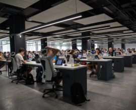 Escritório de tecnologia vazio representando demissões na Cloudflare por IA
