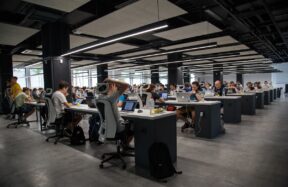 Escritório de tecnologia vazio representando demissões na Cloudflare por IA
