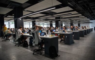 Escritório de tecnologia vazio representando demissões na Cloudflare por IA