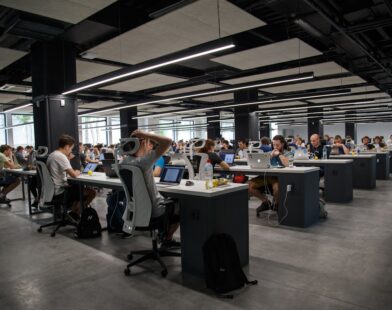 Escritório de tecnologia vazio representando demissões na Cloudflare por IA