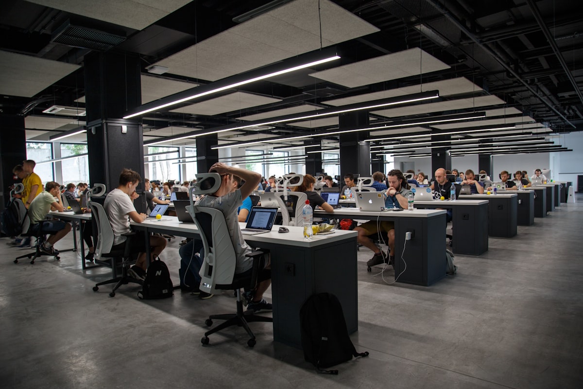 Escritório de tecnologia vazio representando demissões na Cloudflare por IA