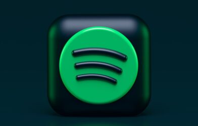 Badge Verified by Spotify para artistas humanos vs música gerada por IA