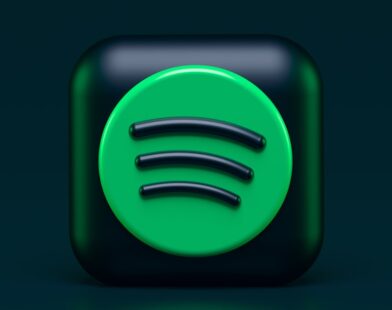 Badge Verified by Spotify para artistas humanos vs música gerada por IA