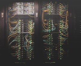 Servidor de dados com luzes azuis representando banco de dados SQLite e preservação digital