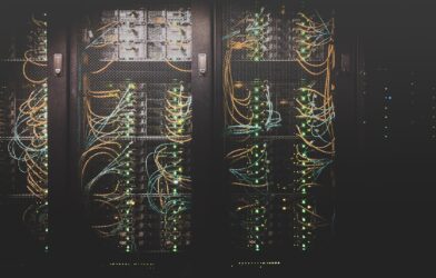 Servidor de dados com luzes azuis representando banco de dados SQLite e preservação digital