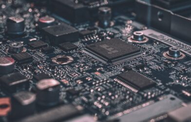 Placa de circuito com chips de memória - Bug do OpenAI Codex destrói SSDs