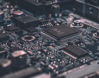 Placa de circuito com chips de memória - Bug do OpenAI Codex destrói SSDs