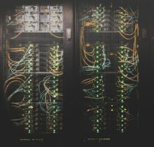 Infraestrutura de data center com servidores representando a escala do DeepSeek DSec