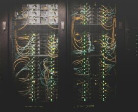 Infraestrutura de data center com servidores representando a escala do DeepSeek DSec