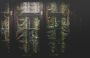 Infraestrutura de data center com servidores representando a escala do DeepSeek DSec