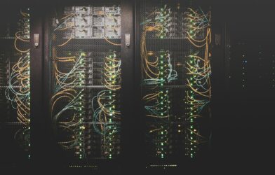 Infraestrutura de data center com servidores representando a escala do DeepSeek DSec