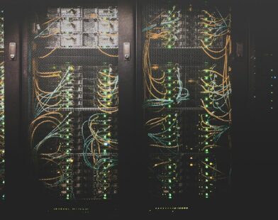 Infraestrutura de data center com servidores representando a escala do DeepSeek DSec