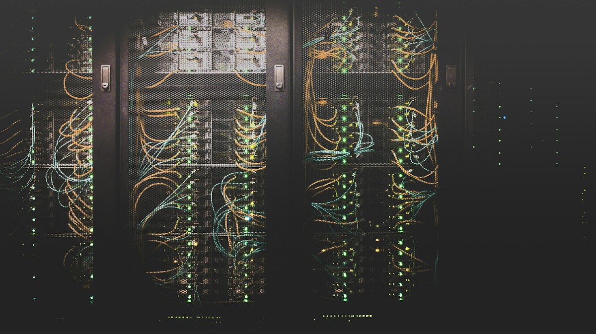 Infraestrutura de data center com servidores representando a escala do DeepSeek DSec
