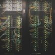 Cloudflare compra Deno: servidores e infraestrutura cloud representando a aquisição
