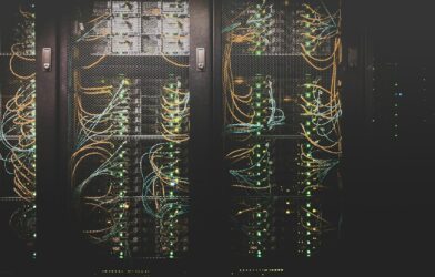 Cloudflare compra Deno: servidores e infraestrutura cloud representando a aquisição