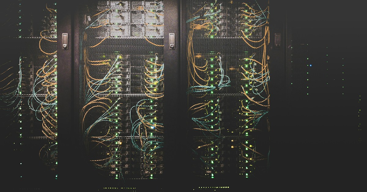 Cloudflare compra Deno: servidores e infraestrutura cloud representando a aquisição