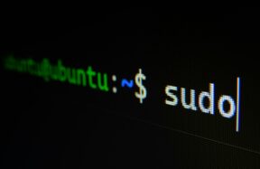 Terminal Ghostty 1.4 com código em tela escura, representando emulador de terminal de alta performance