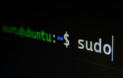 Terminal Ghostty 1.4 com código em tela escura, representando emulador de terminal de alta performance