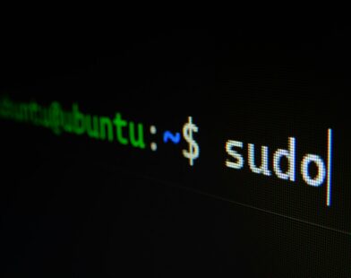 Terminal Ghostty 1.4 com código em tela escura, representando emulador de terminal de alta performance