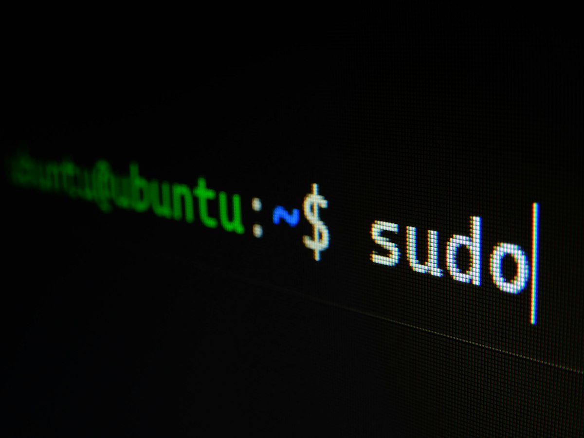 Terminal Ghostty 1.4 com código em tela escura, representando emulador de terminal de alta performance